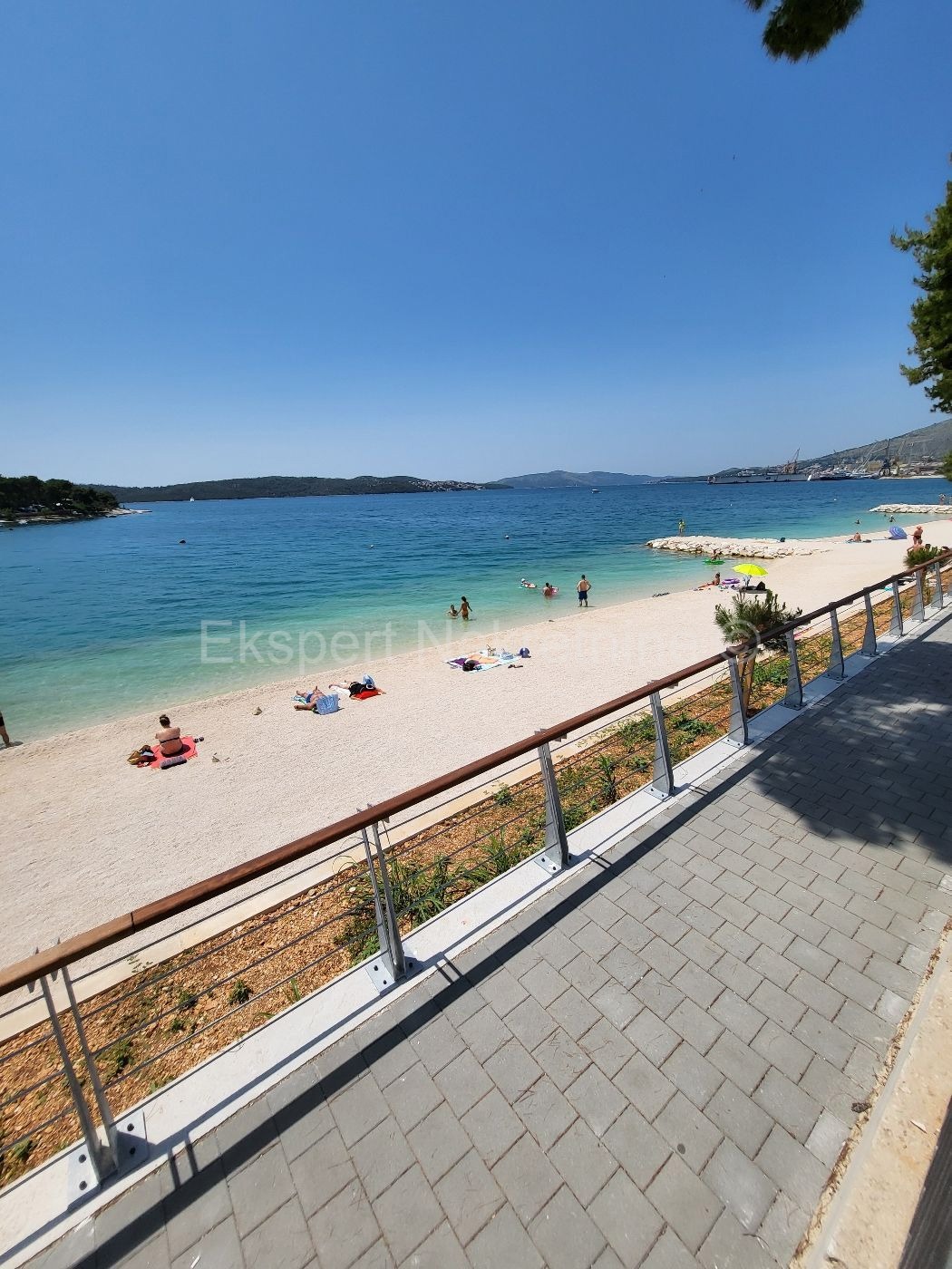Trogir, semi-detached house 471 m2 with swimming pool, 25 from the sea, open sea view