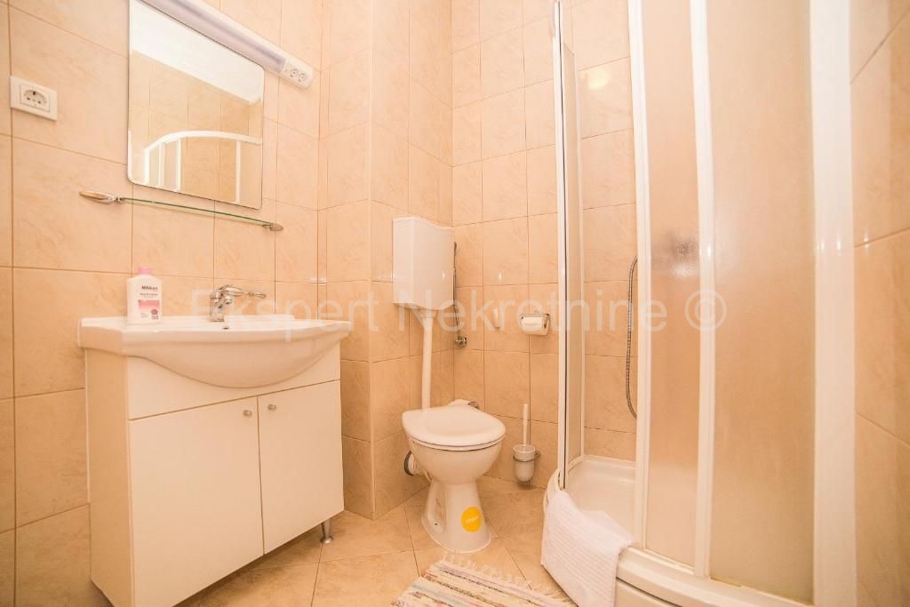 Trogir, semi-detached house 471 m2 with swimming pool, 25 from the sea, open sea view