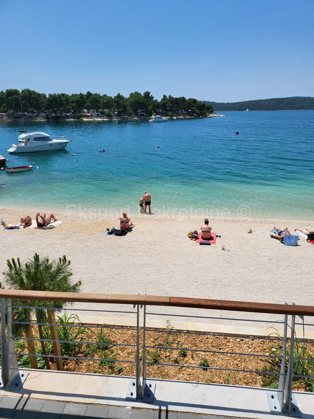 Trogir, semi-detached house 471 m2 with swimming pool, 25 from the sea, open sea view