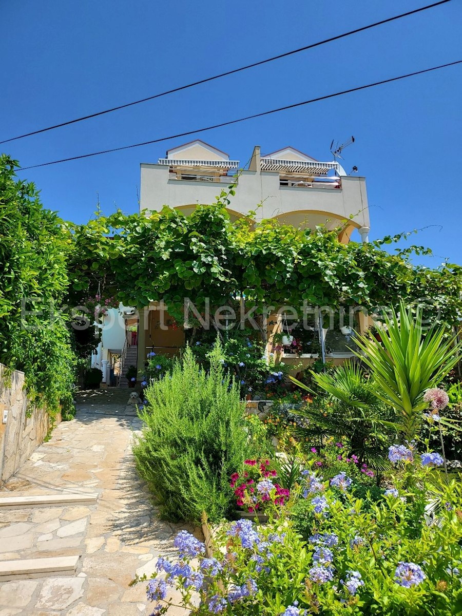 Trogir, semi-detached house 471 m2 with swimming pool, 25 from the sea, open sea view