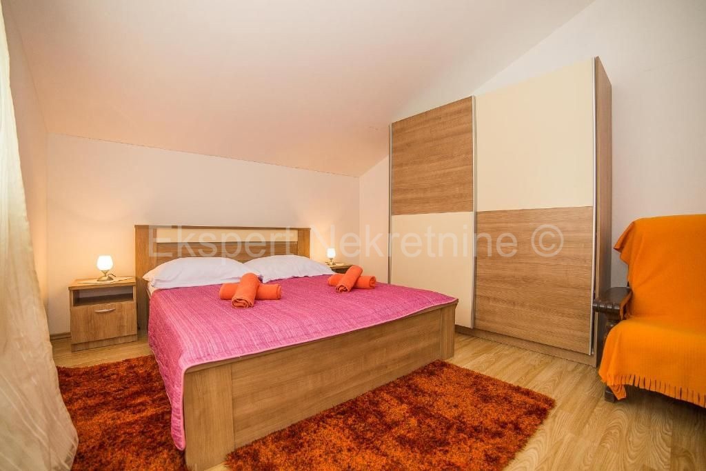 Trogir, semi-detached house 471 m2 with swimming pool, 25 from the sea, open sea view