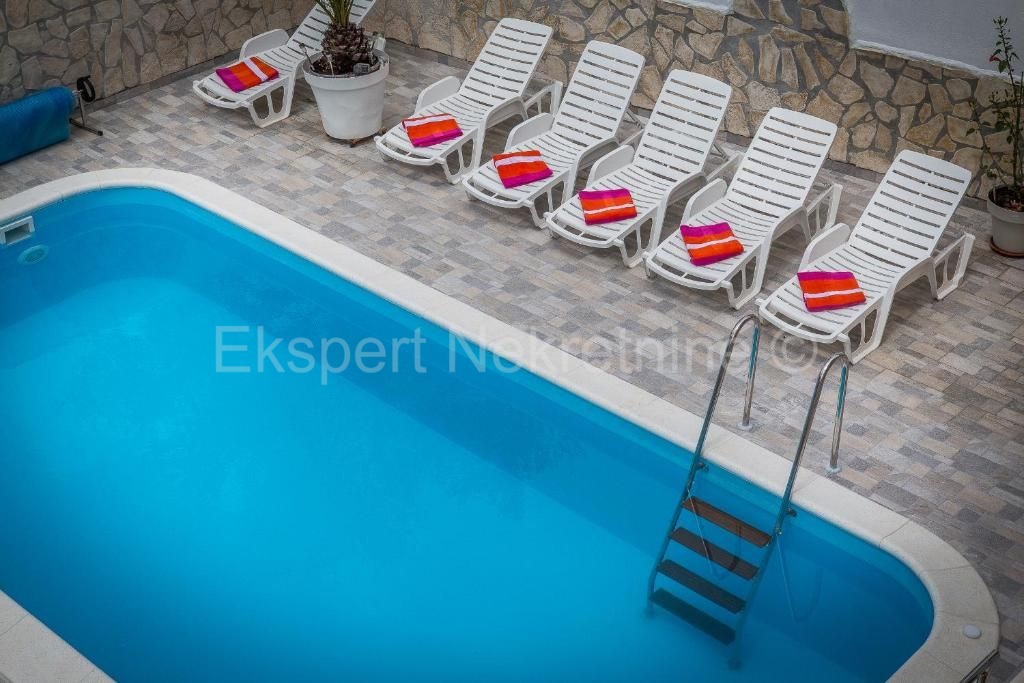 Trogir, semi-detached house 471 m2 with swimming pool, 25 from the sea, open sea view