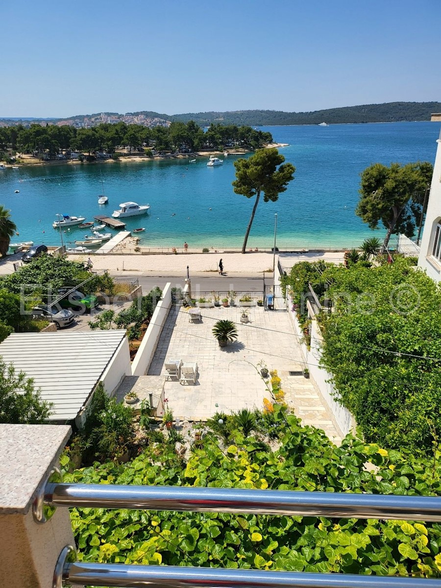 Trogir, semi-detached house 471 m2 with swimming pool, 25 from the sea, open sea view