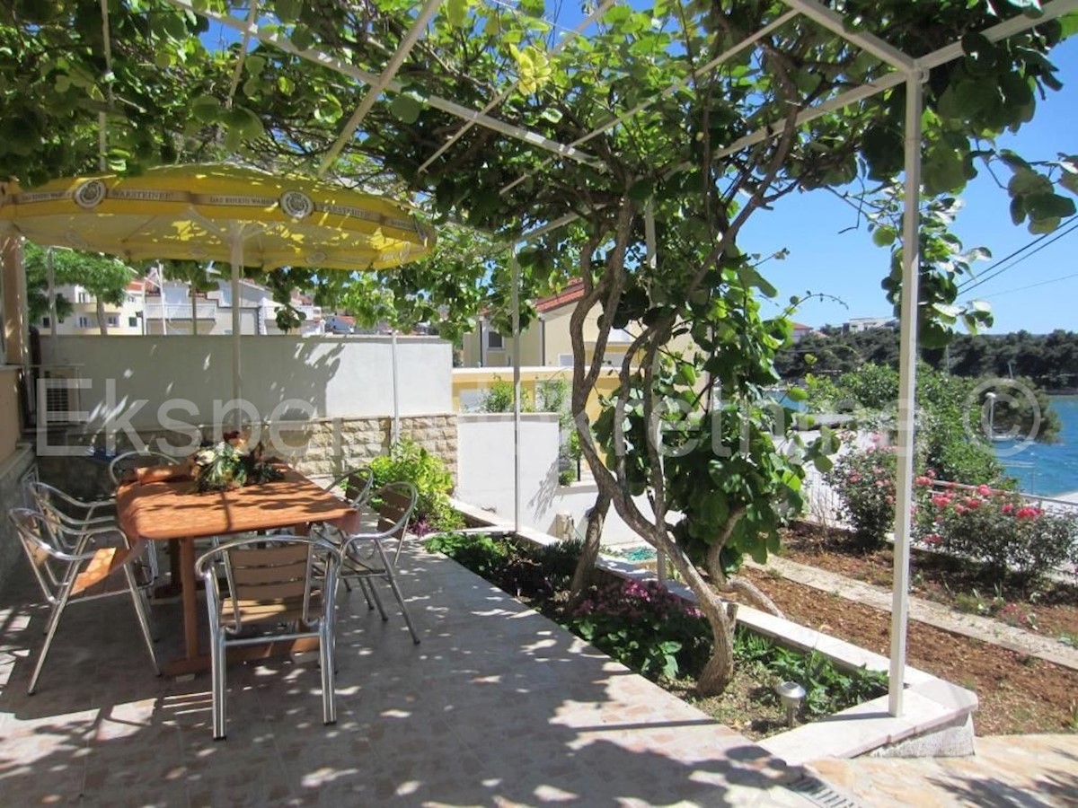 Trogir, semi-detached house 471 m2 with swimming pool, 25 from the sea, open sea view