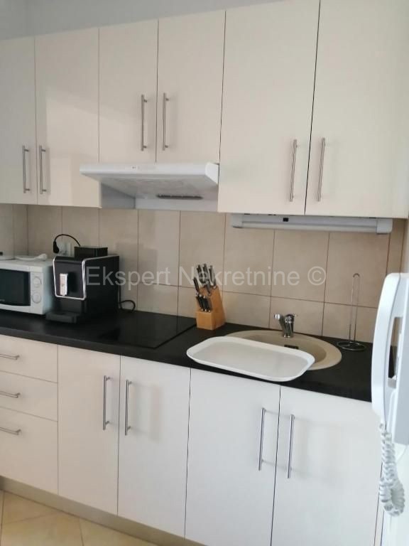 Trogir, semi-detached house 471 m2 with swimming pool, 25 from the sea, open sea view