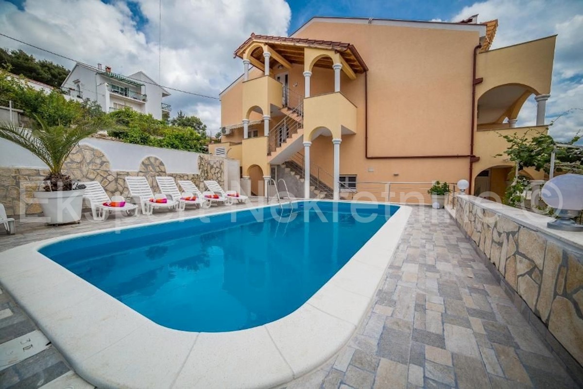 Trogir, semi-detached house 471 m2 with swimming pool, 25 from the sea, open sea view