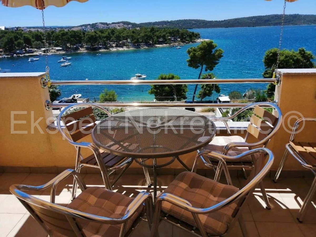 Trogir, semi-detached house 471 m2 with swimming pool, 25 from the sea, open sea view