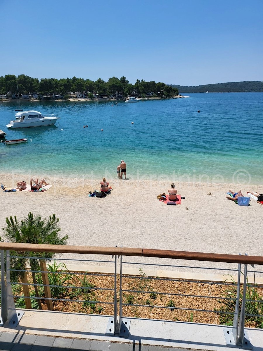 Trogir, semi-detached house 471 m2 with swimming pool, 25 from the sea, open sea view