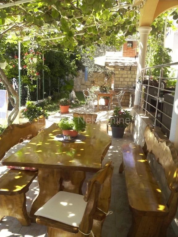 Trogir, semi-detached house 471 m2 with swimming pool, 25 from the sea, open sea view