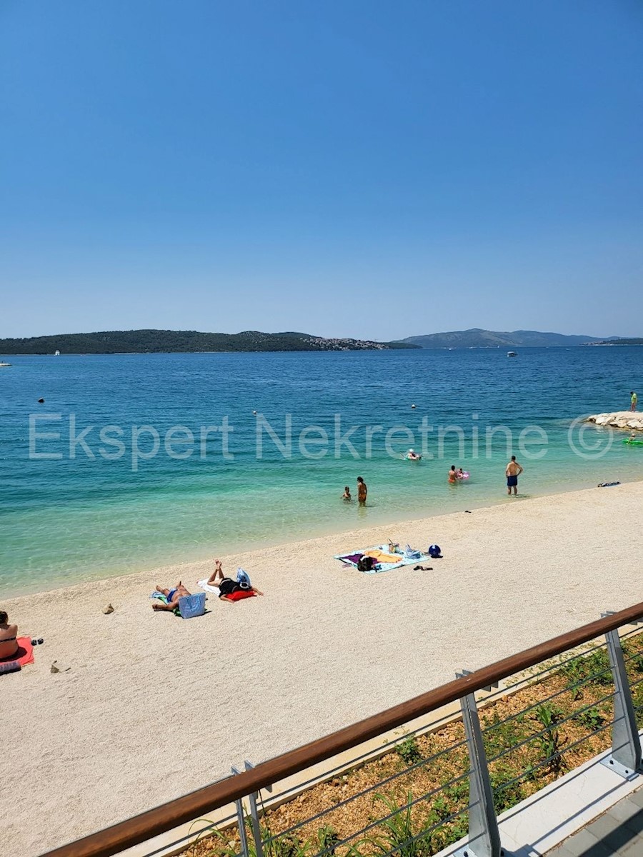 Trogir, semi-detached house 471 m2 with swimming pool, 25 from the sea, open sea view