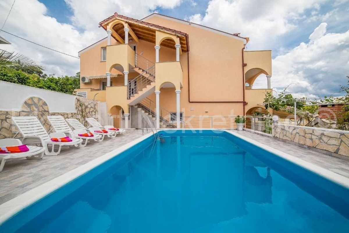 Trogir, semi-detached house 471 m2 with swimming pool, 25 from the sea, open sea view