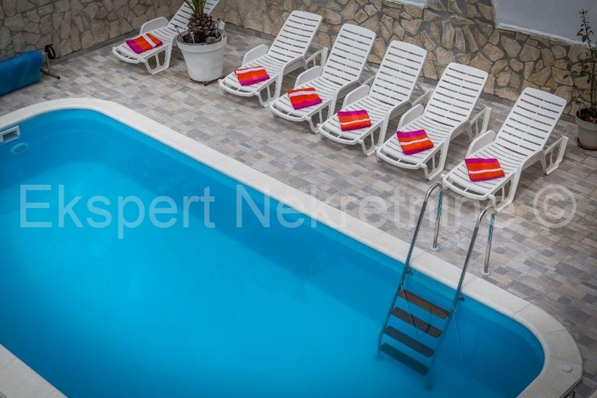 Trogir, semi-detached house 471 m2 with swimming pool, 25 from the sea, open sea view