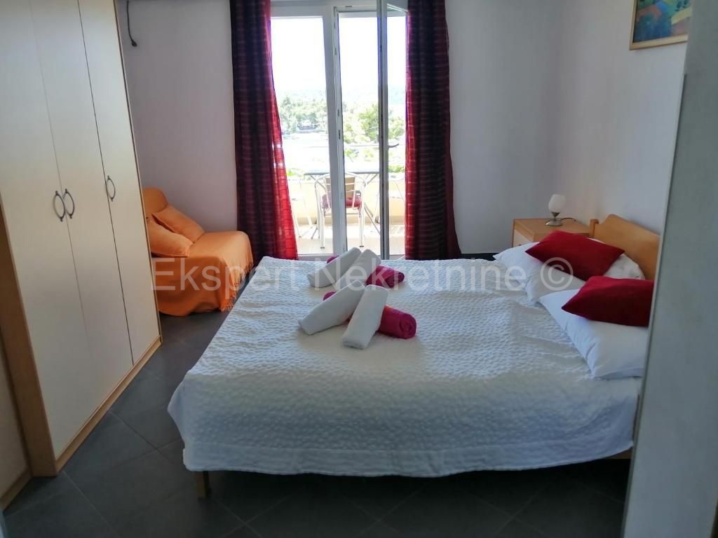 Trogir, semi-detached house 471 m2 with swimming pool, 25 from the sea, open sea view