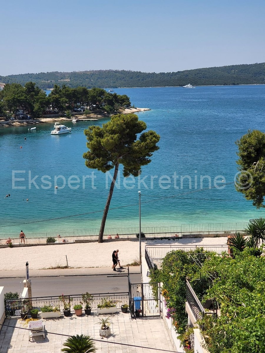 Trogir, semi-detached house 471 m2 with swimming pool, 25 from the sea, open sea view