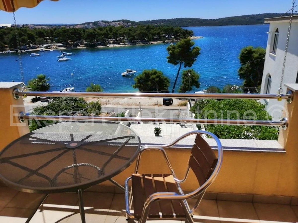 Trogir, semi-detached house 471 m2 with swimming pool, 25 from the sea, open sea view