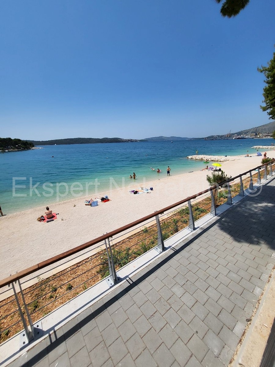 Trogir, semi-detached house 471 m2 with swimming pool, 25 from the sea, open sea view