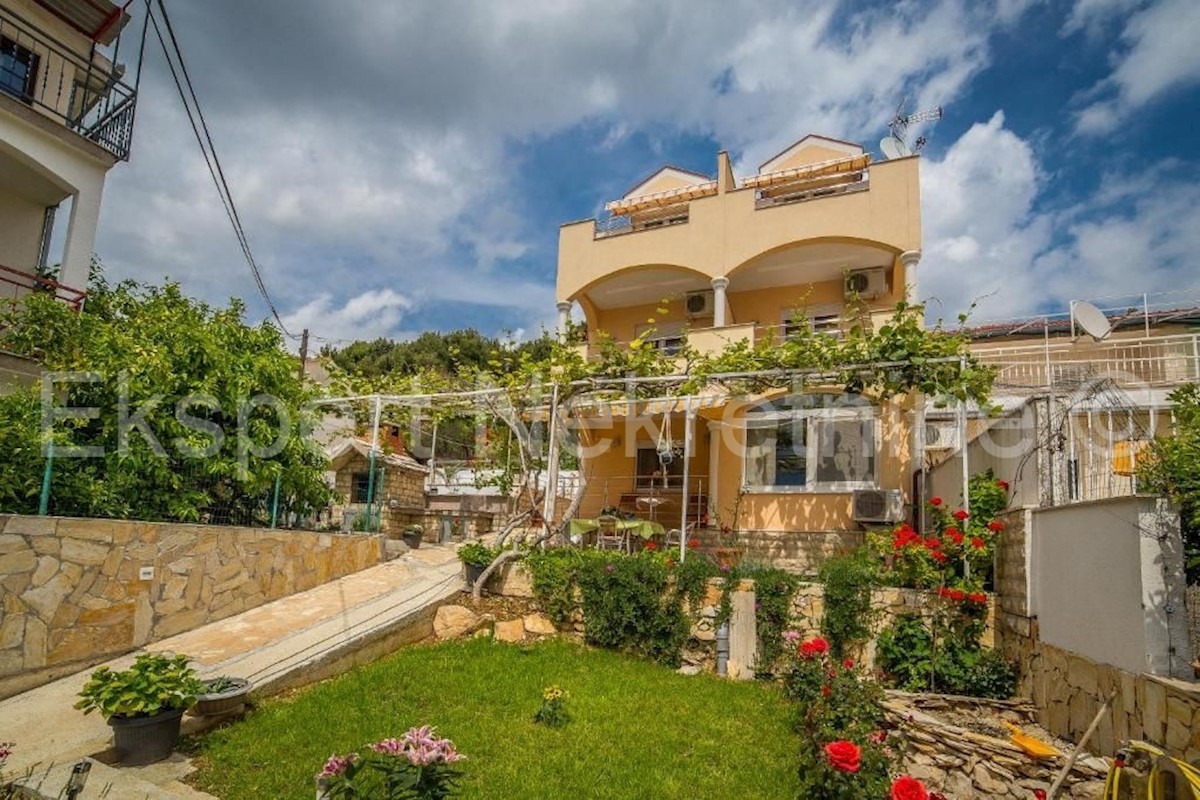 Trogir, semi-detached house 471 m2 with swimming pool, 25 from the sea, open sea view