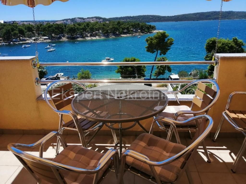 Trogir, semi-detached house 471 m2 with swimming pool, 25 from the sea, open sea view