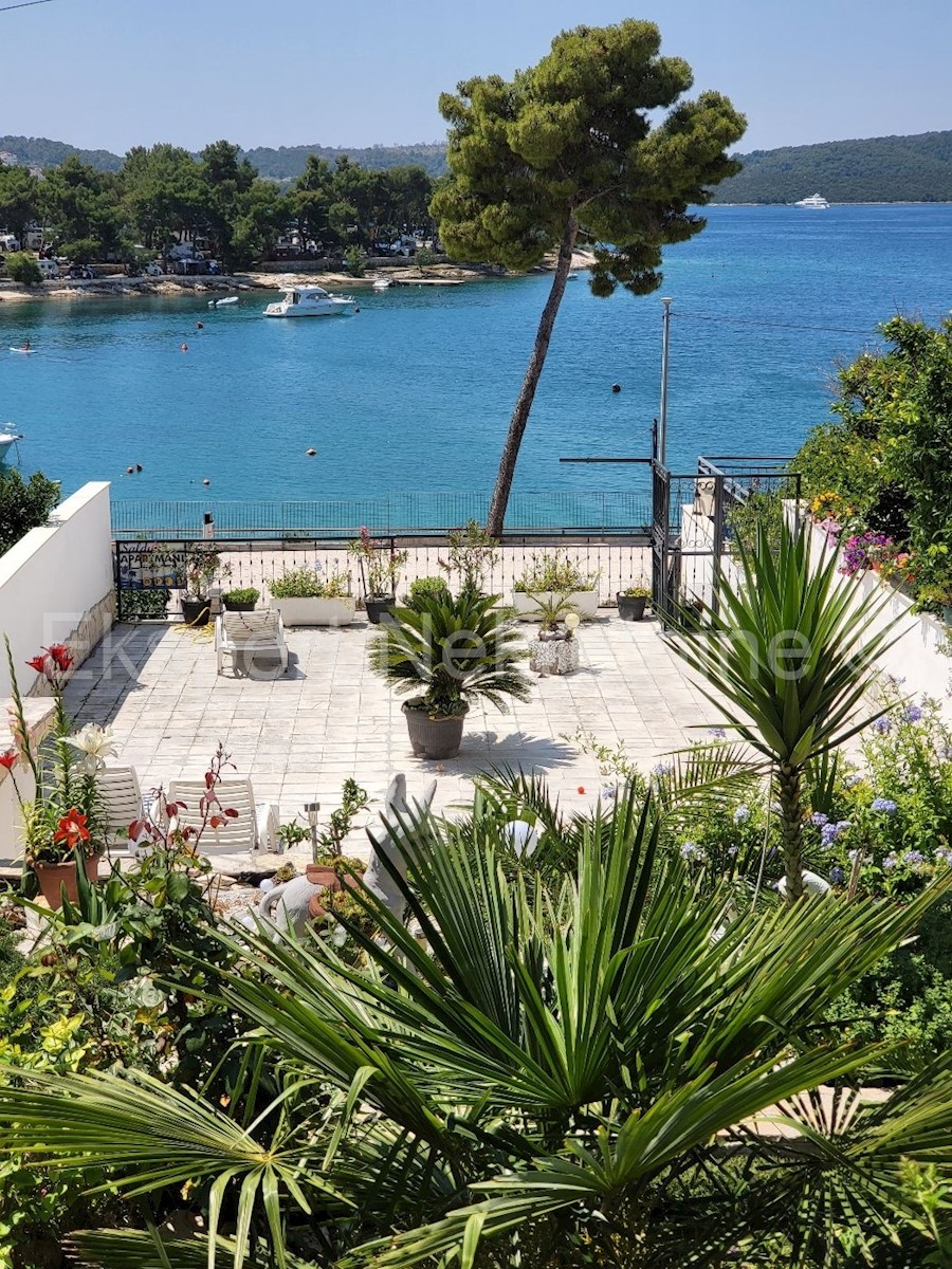 Trogir, semi-detached house 471 m2 with swimming pool, 25 from the sea, open sea view