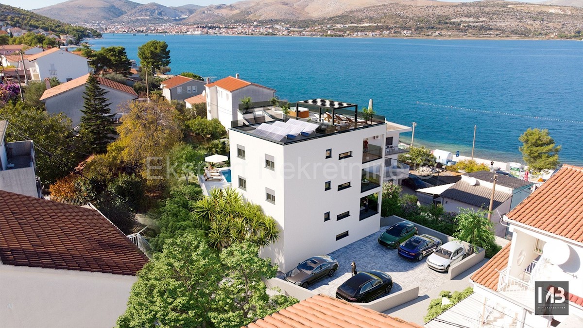 Trogir, Mastrinka, appartamento trilocale 100m2, vista mare, 50 metri dal mare e dalla spiaggia