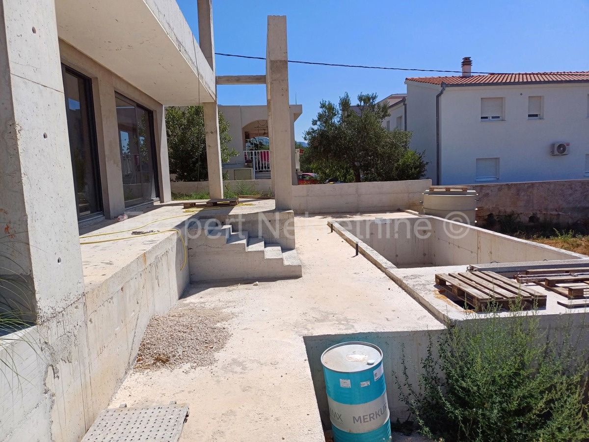 K. Stari, casa indipendente 238 mq con piscina e giardino 400 mq