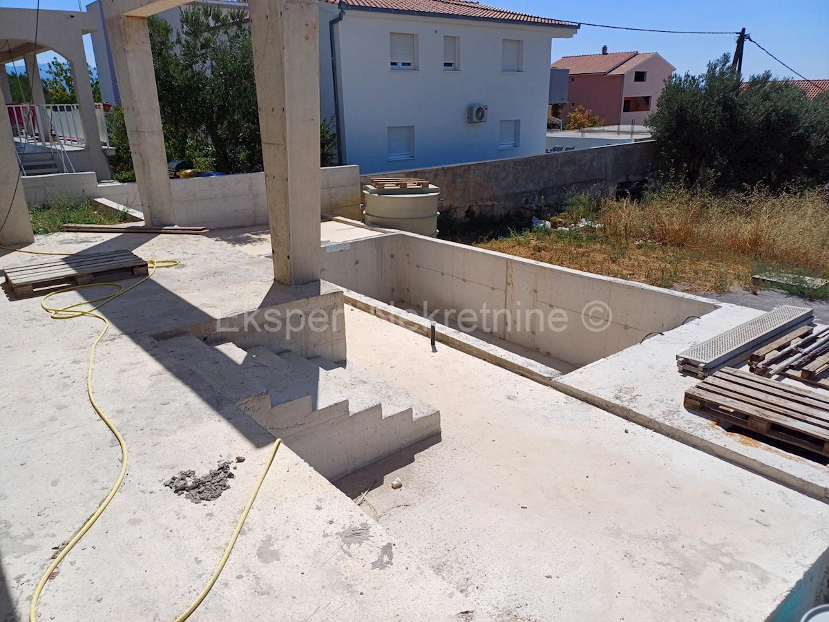 K. Stari, casa indipendente 238 mq con piscina e giardino 400 mq