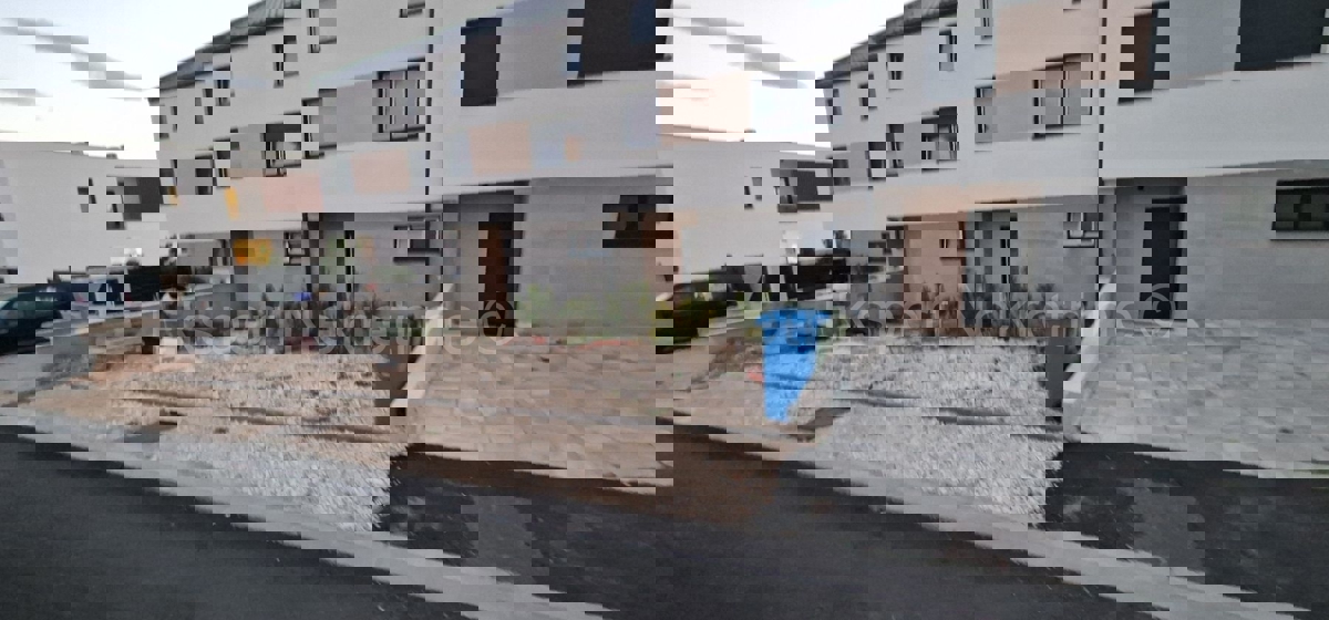 Trogir, appartamento di 4 locali su tre piani, 137 m2, nella natura di una casa a schiera, nuova costruzione