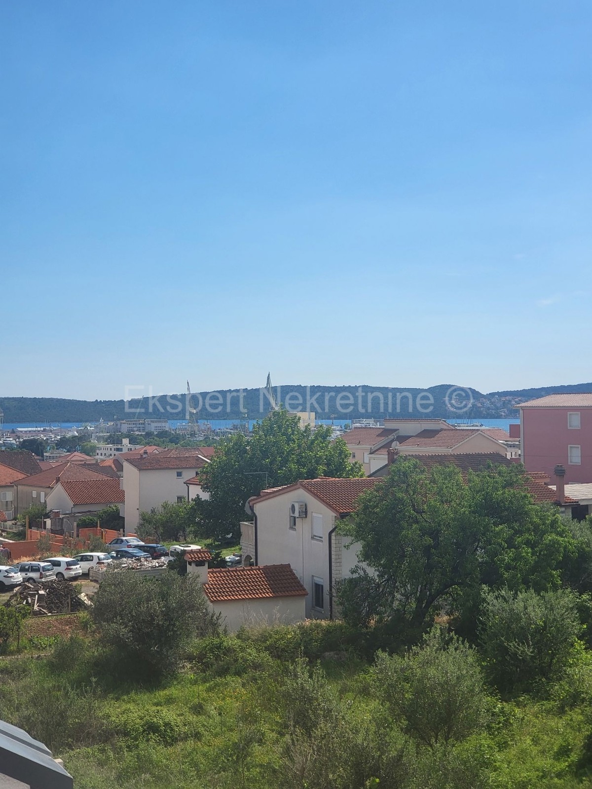 Trogir, appartamento di 4 locali su tre piani, 137 m2, nella natura di una casa a schiera, nuova costruzione