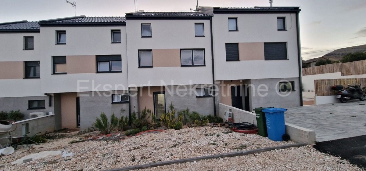 Trogir, appartamento di 4 locali su tre piani, 137 m2, nella natura di una casa a schiera, nuova costruzione