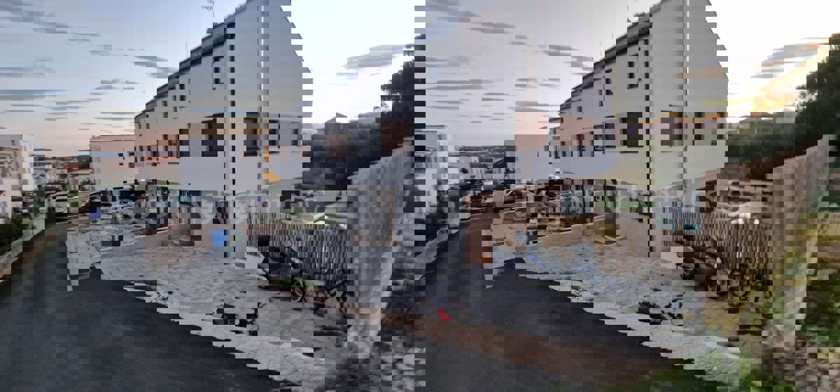 Trogir, appartamento di 4 locali su tre piani, 137 m2, nella natura di una casa a schiera, nuova costruzione