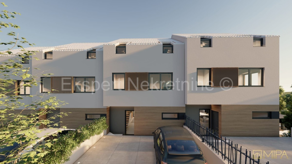 Trogir, appartamento di 4 locali su tre piani, 137 m2, nella natura di una casa a schiera, nuova costruzione