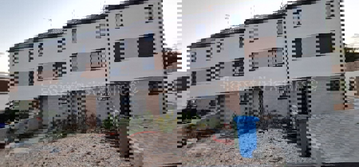 Trogir, appartamento di 4 locali su tre piani, 137 m2, nella natura di una casa a schiera, nuova costruzione