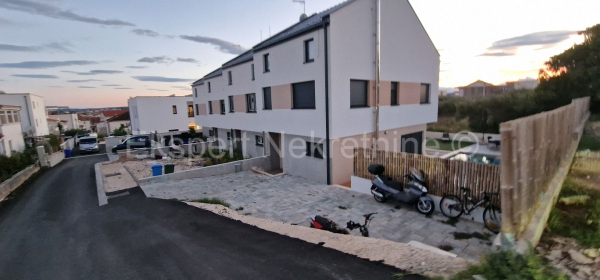 Trogir, appartamento di 4 locali su tre piani, 137 m2, nella natura di una casa a schiera, nuova costruzione