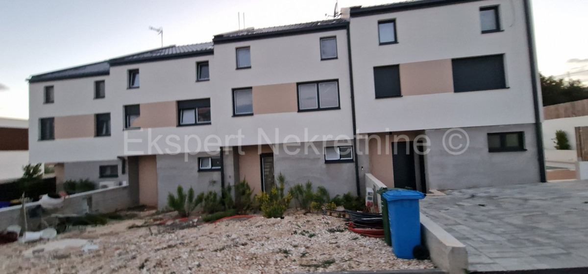 Trogir, appartamento di 4 locali su tre piani, 137 m2, nella natura di una casa a schiera, nuova costruzione