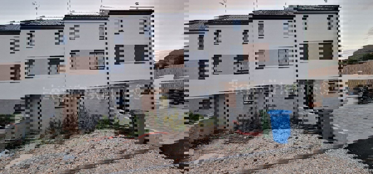 Trogir, appartamento di 4 locali su tre piani, 137 m2, nella natura di una casa a schiera, nuova costruzione