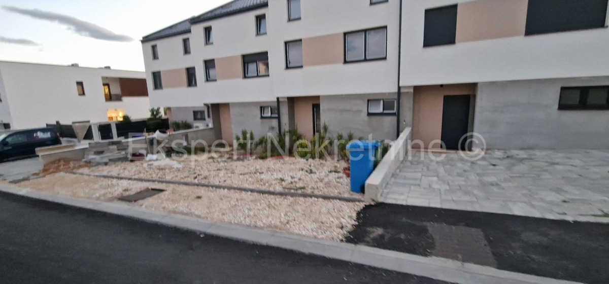 Trogir, appartamento di 4 locali su tre piani, 137 m2, nella natura di una casa a schiera, nuova costruzione