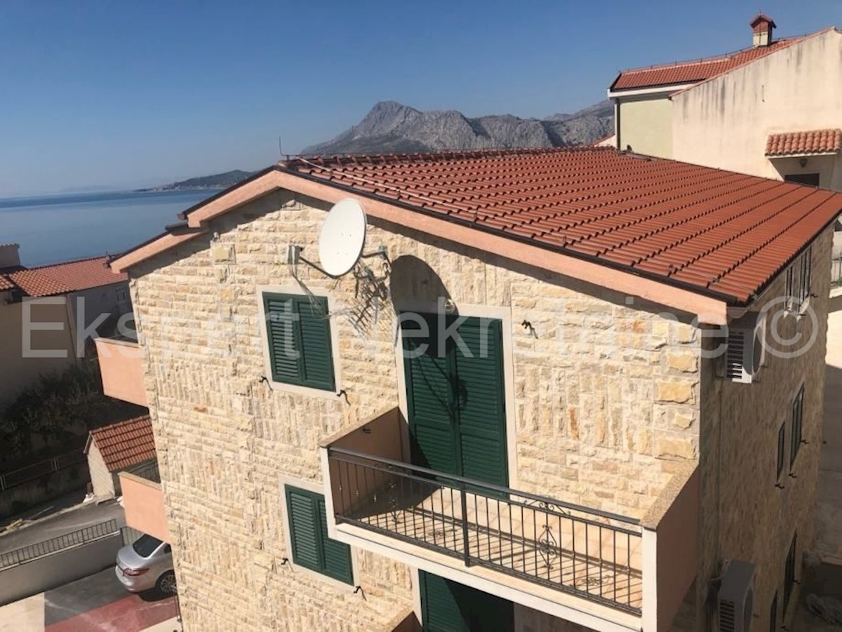 Omiš, Nemira, casa indipendente con 9 appartamenti, vista mare, a 200 metri dal mare