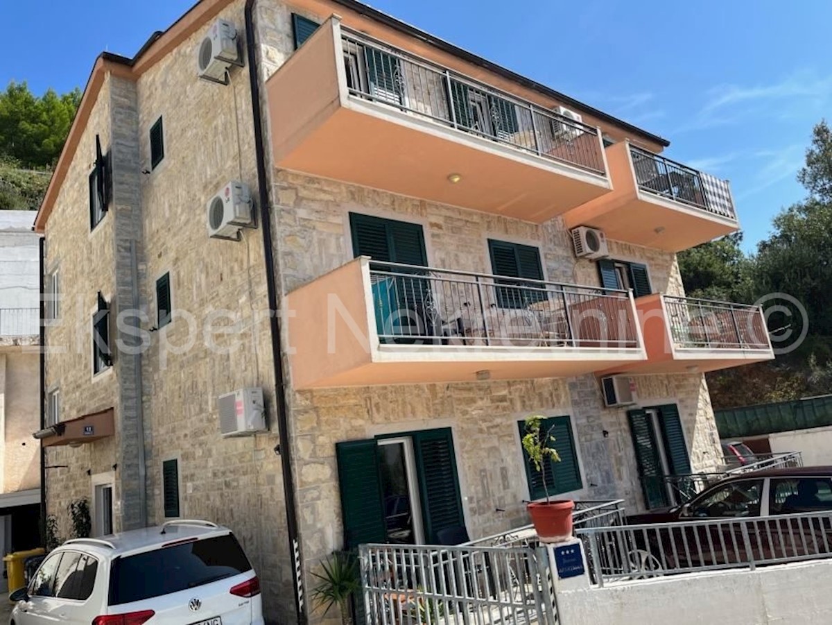 Omiš, Nemira, casa indipendente con 9 appartamenti, vista mare, a 200 metri dal mare