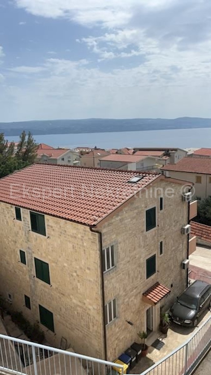 Omiš, Nemira, casa indipendente con 9 appartamenti, vista mare, a 200 metri dal mare