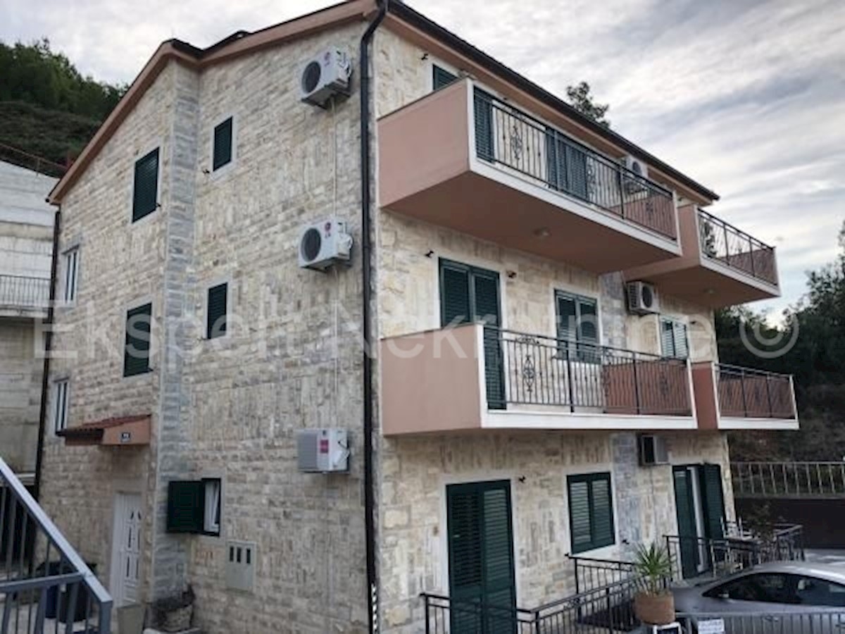 Omiš, Nemira, casa indipendente con 9 appartamenti, vista mare, a 200 metri dal mare