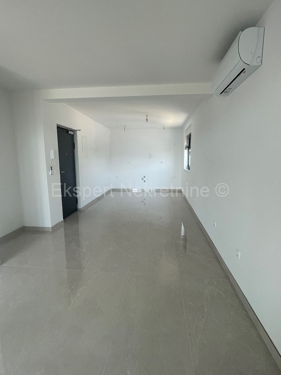 Rogoznica, appartamento trilocale 105m2 con due posti auto e giardino, vista mare