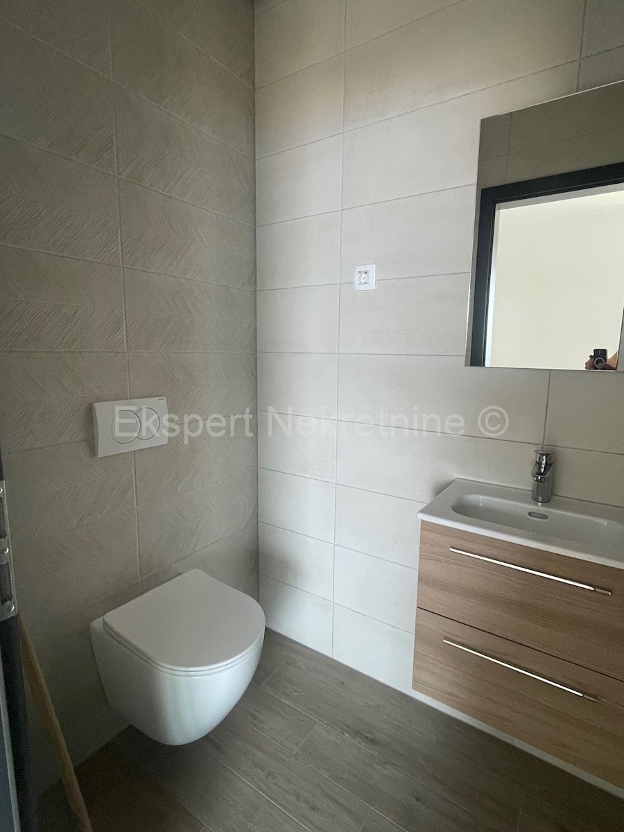 Rogoznica, appartamento trilocale 105m2 con due posti auto e giardino, vista mare