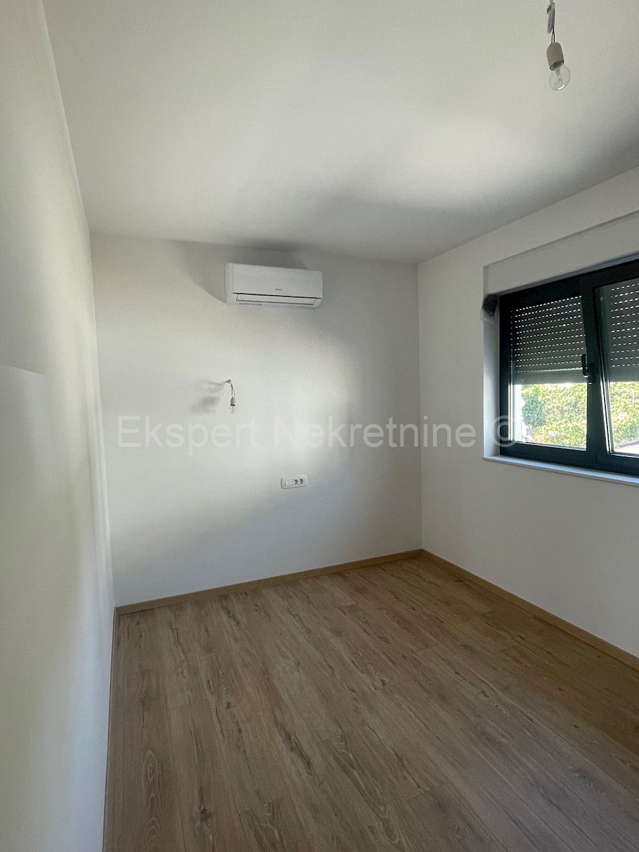 Rogoznica, appartamento trilocale 105m2 con due posti auto e giardino, vista mare