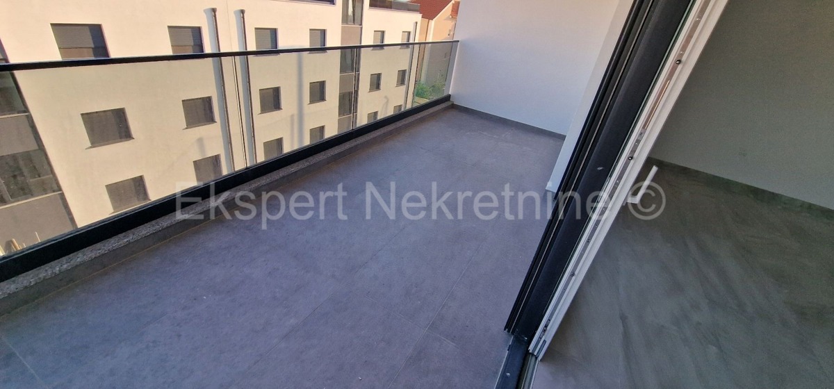 Čiovo, Okrug Gornji, bilocale 73 m2 + terrazza sul tetto 74 m2, nuova costruzione