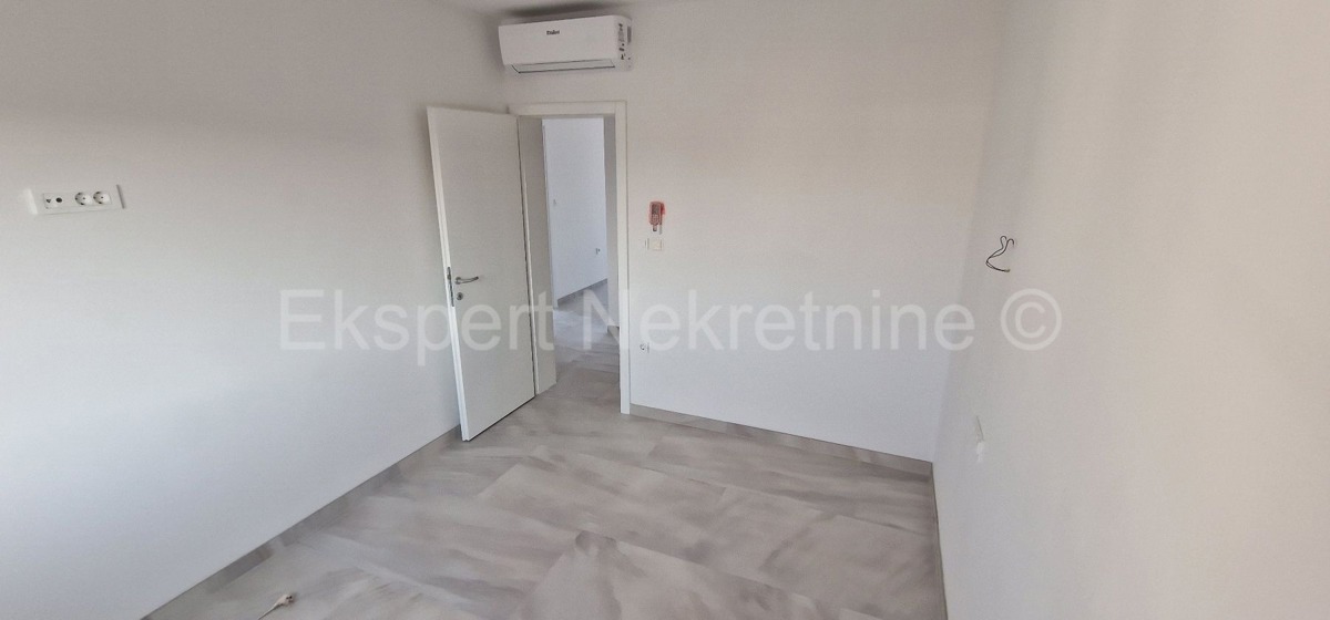 Čiovo, Okrug Gornji, bilocale 73 m2 + terrazza sul tetto 74 m2, nuova costruzione