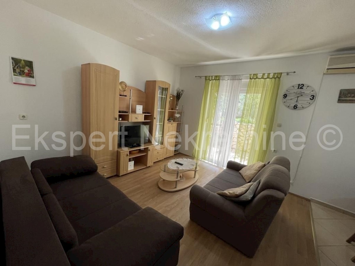Slatine, casa indipendente 500 m2, 75 m dal mare con vista