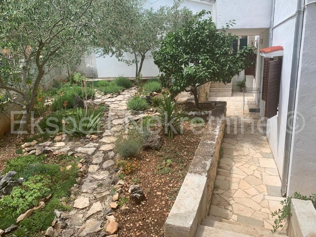 Slatine, casa indipendente 500 m2, 75 m dal mare con vista