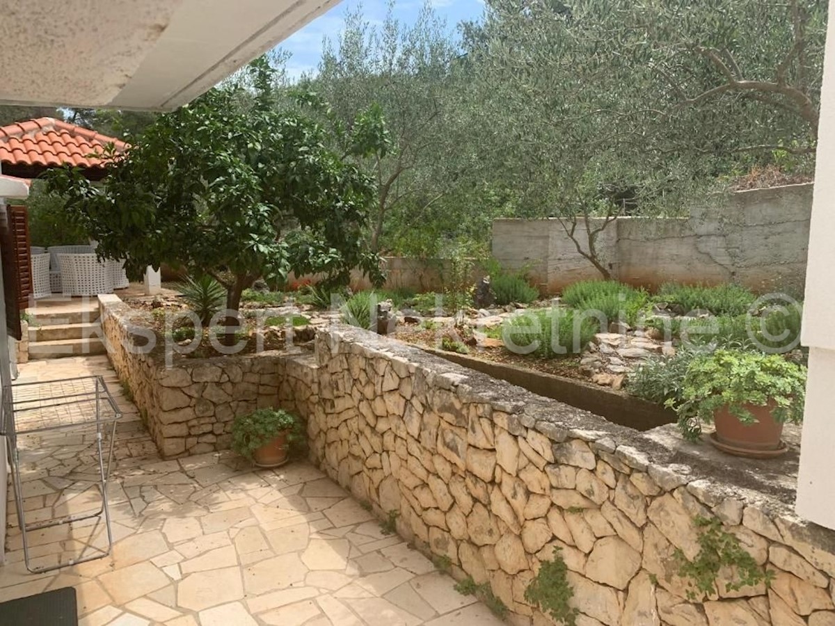 Slatine, casa indipendente 500 m2, 75 m dal mare con vista