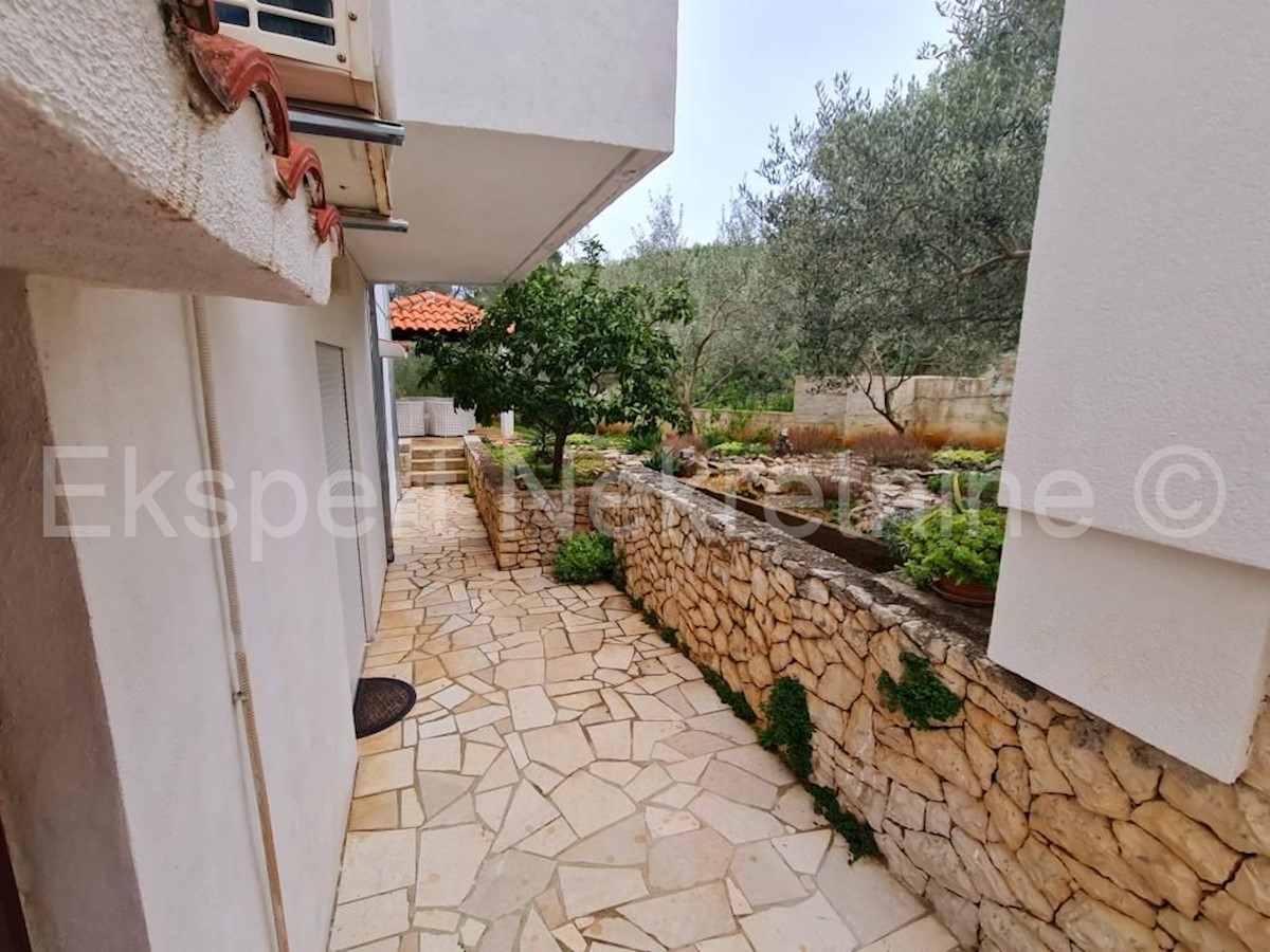 Slatine, casa indipendente 500 m2, 75 m dal mare con vista