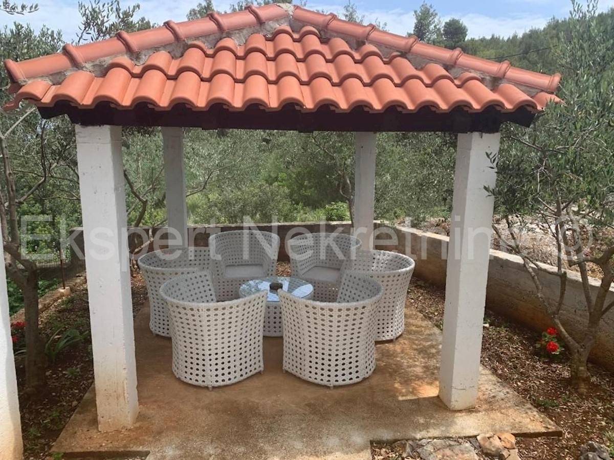 Slatine, casa indipendente 500 m2, 75 m dal mare con vista